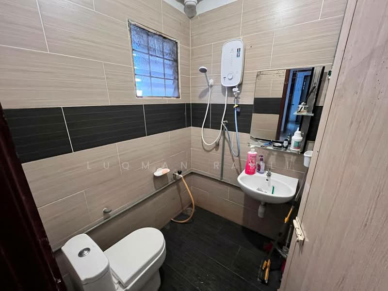 Kondominium untuk Dijual di Bayu Tasik 1 - Luqman Ramli - Bathroom - PropertyGuru.com.my