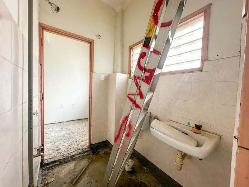 Rumah Teres 2 Tingkat untuk Dijual di Bandar Rinching Seksyen 2 (Semenyih) - Azli Ibrahim - Bathroom - PropertyGuru.com.my