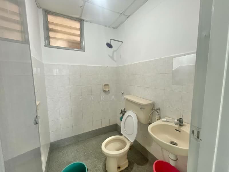 Pangsapuri untuk Dijual di Garden Park - Sarah . - Bathroom - PropertyGuru.com.my
