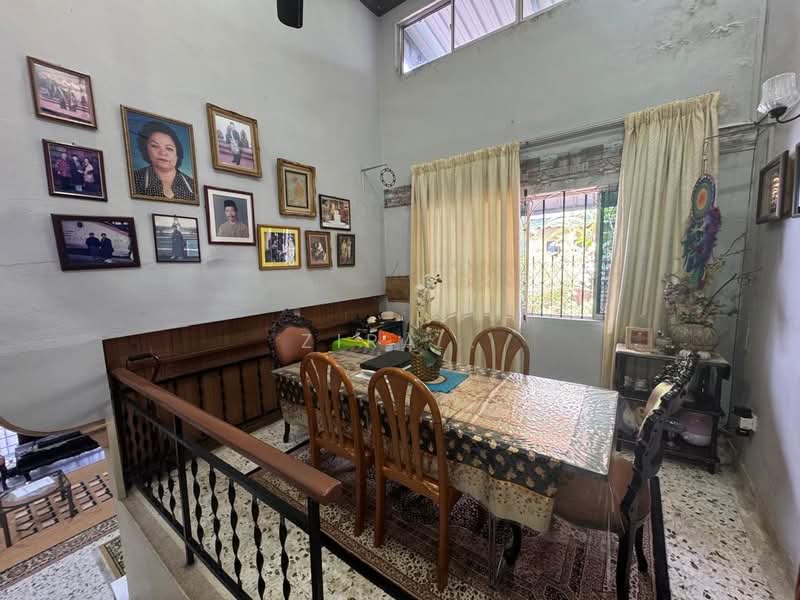 Rumah Berkembar untuk Dijual di Taman Nong Chik (Johor Bahru) - Zira . - Dining Room - PropertyGuru.com.my