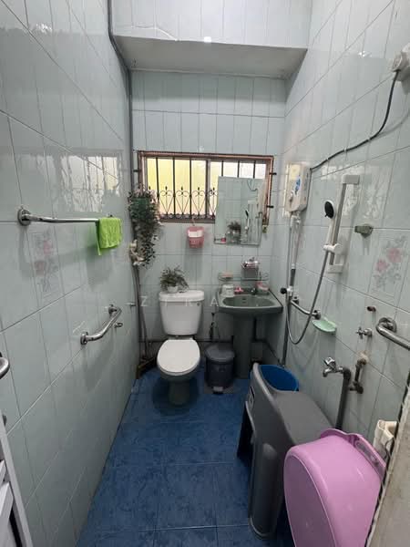 Rumah Berkembar untuk Dijual di Taman Nong Chik (Johor Bahru) - Zira . - Bathroom - PropertyGuru.com.my