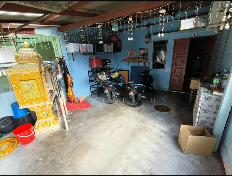 2-storey Terraced House for Sale in Taman Mas (Kulai) - Michelle He - Car Park - PropertyGuru.com.my