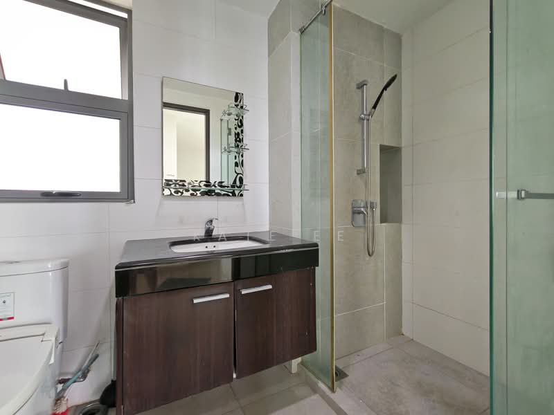 Pangsapuri untuk Dijual di Molek Pine 3 - Kate Ee - Bathroom - PropertyGuru.com.my