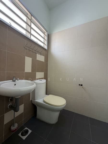 2-storey Terraced House for Sale in Station 18 (Ipoh) - Jodie Kuan - Bedroom 2 attached bathroom - PropertyGuru.com.my
