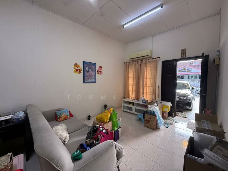 Rumah Teres 1 Tingkat untuk Dijual di Taman Bestari Indah (Ulu Tiram) - Tommy Tai - Living Room - PropertyGuru.com.my