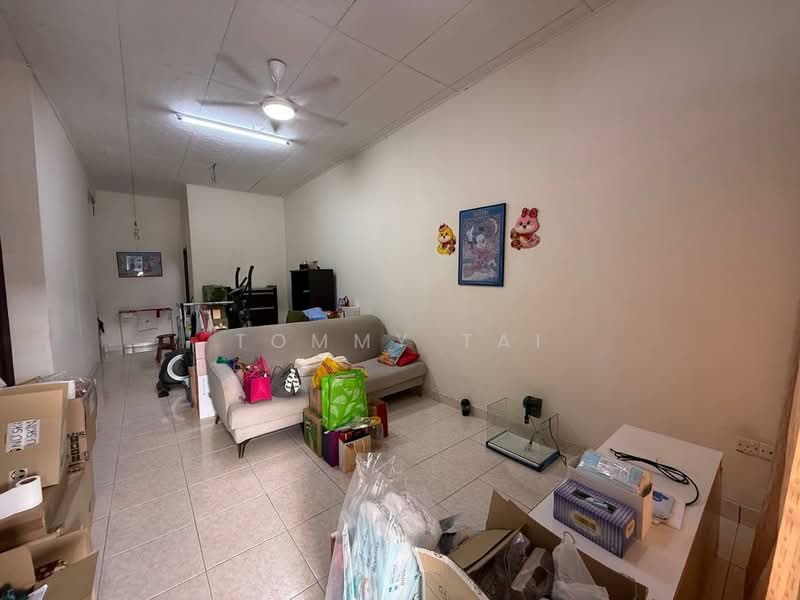 Rumah Teres 1 Tingkat untuk Dijual di Taman Bestari Indah (Ulu Tiram) - Tommy Tai - Living Room - PropertyGuru.com.my
