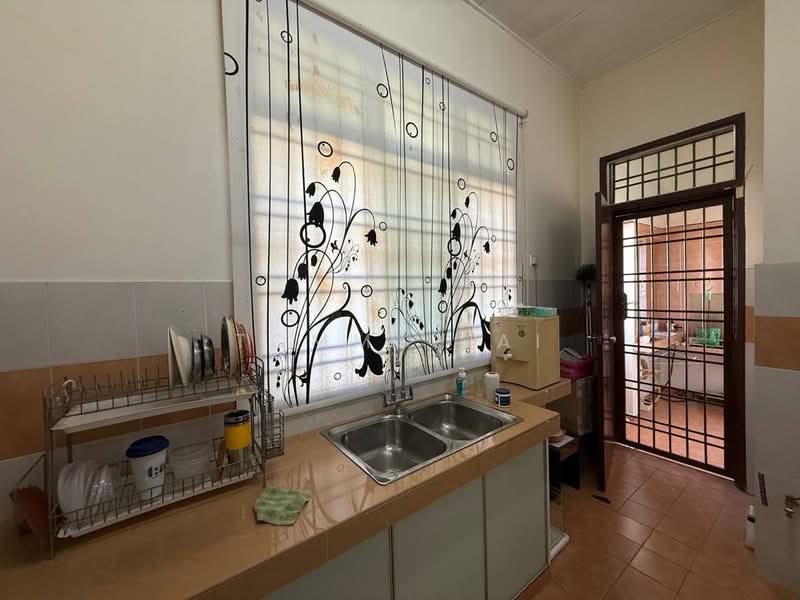 Rumah Teres 1 Tingkat untuk Dijual di Taman Bestari Indah (Ulu Tiram) - Tommy Tai - Kitchen - PropertyGuru.com.my