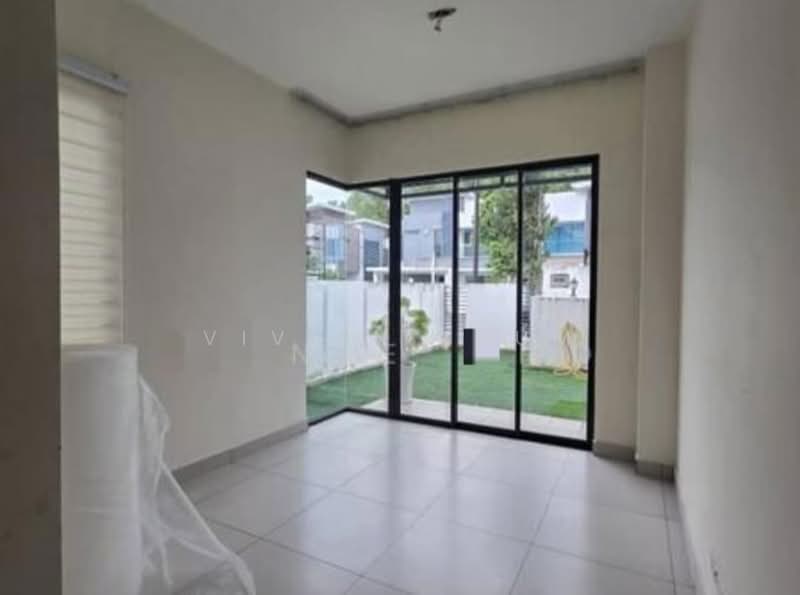 Semi-Detached House for Rent in Alam Impian (Shah Alam) - Vivien Thum - Downstairs bedroom  - PropertyGuru.com.my