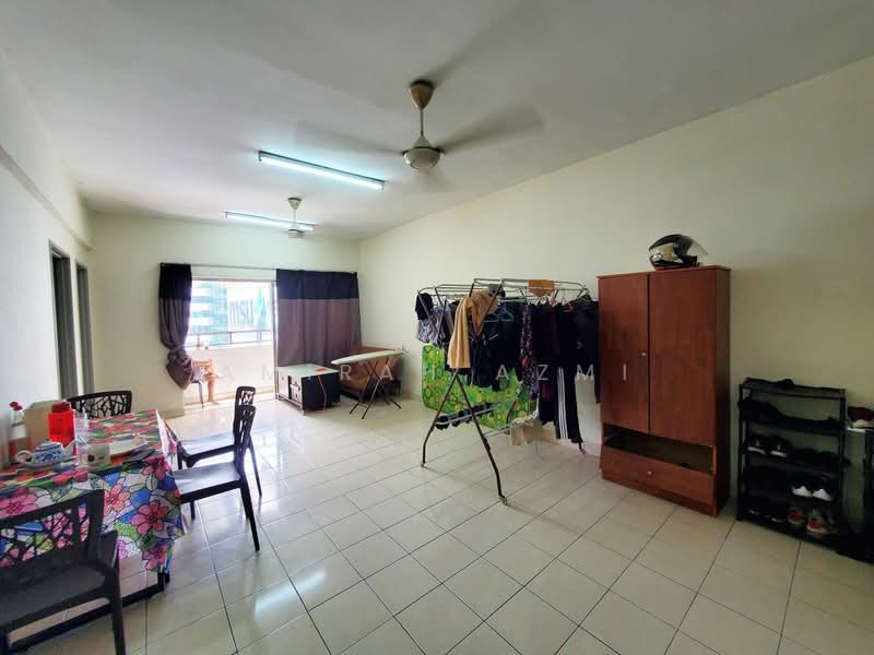 Pangsapuri untuk Dijual di Persanda 3 Apartment, Shah Alam - Amirah Azmi - Living Room - PropertyGuru.com.my