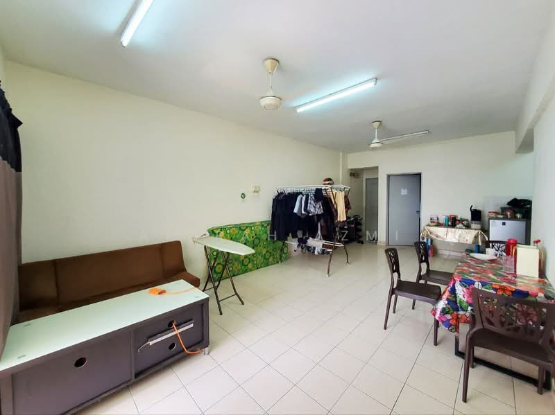 Pangsapuri untuk Dijual di Persanda 3 Apartment, Shah Alam - Amirah Azmi - Living Room - PropertyGuru.com.my