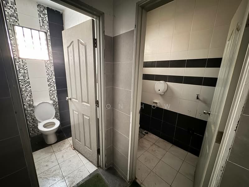 Kedai / Pejabat untuk Disewa di Bandar Indahpura (Kulai) - Aaron How - Bathroom - PropertyGuru.com.my