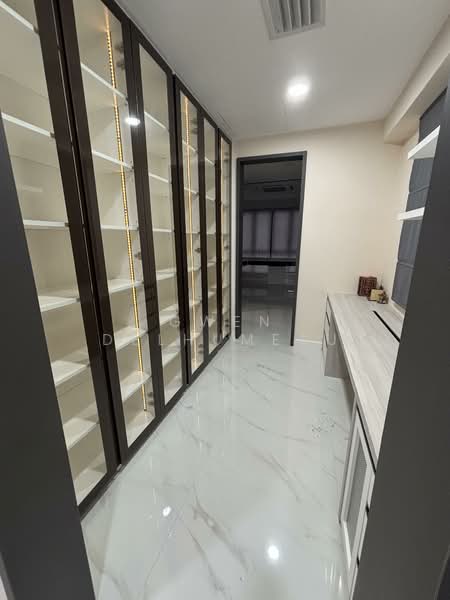 Semi-Detached House for Sale in Taman Segambut (Jalan Kuching) - Gwen Delhumeau - Walkin wardrobe (Master) - PropertyGuru.com.my
