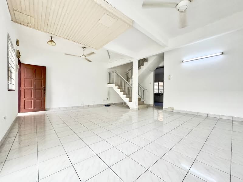 Rumah Teres 2 Tingkat untuk Dijual di Seksyen 7 (Shah Alam) - Azizol . - Living Room - PropertyGuru.com.my