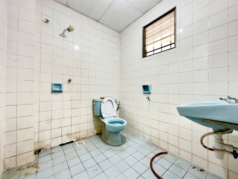 Rumah Teres 2 Tingkat untuk Dijual di Seksyen 7 (Shah Alam) - Azizol . - Bathroom - PropertyGuru.com.my