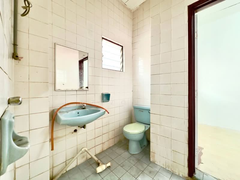 Rumah Teres 2 Tingkat untuk Dijual di Seksyen 7 (Shah Alam) - Azizol . - Bathroom - PropertyGuru.com.my