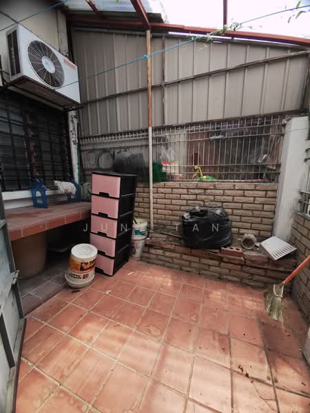 Rumah Teres untuk Dijual di Bandar Kinrara Seksyen 1 (Bandar Kinrara) - June Tan - Covered Back Yard - PropertyGuru.com.my