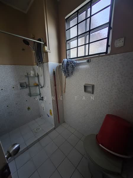 Rumah Teres untuk Dijual di Bandar Kinrara Seksyen 1 (Bandar Kinrara) - June Tan - Bathroom - PropertyGuru.com.my