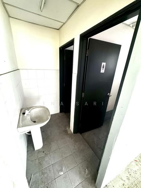Semi-D Factory for Sale in Bukit Jelutong (Shah Alam) - Reena Sarif - Bathroom - PropertyGuru.com.my