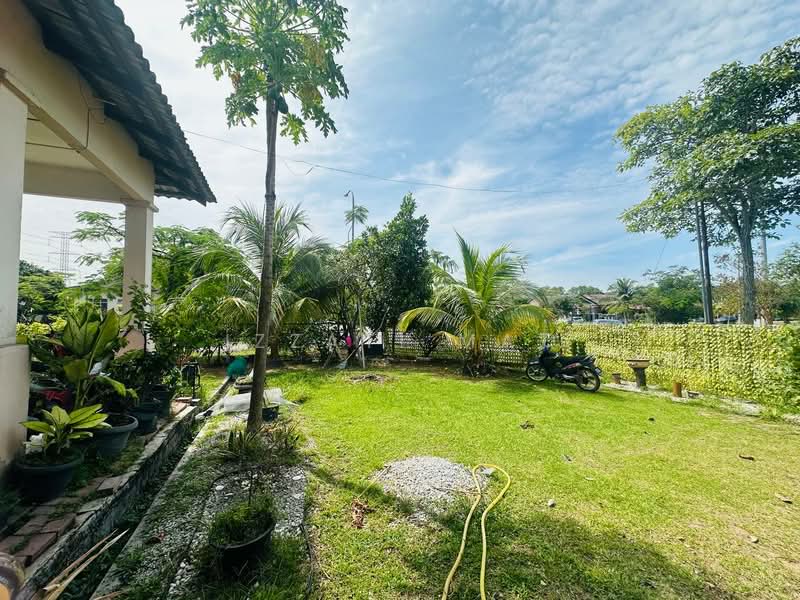 Semi-Detached House for Sale in Dengkil (Selangor) - Izzati Mat - Garden - PropertyGuru.com.my