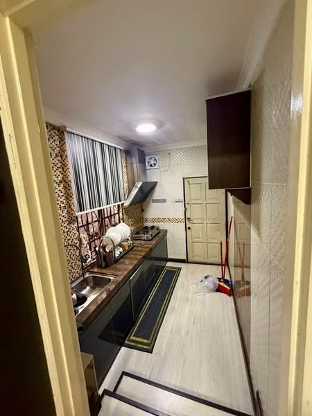 Semi-Detached House for Sale in Seksyen 1 Bandar Baru Bangi (Bandar Baru Bangi) - Effendy Shohaili - Kitchen - PropertyGuru.com.my