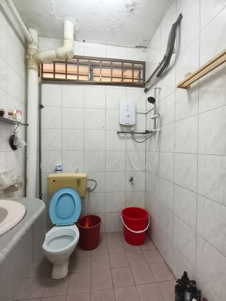 Taman Daya - Jalan Nibong 28 untuk Untuk Dijual - RM 168,000, Apr 2026 - Bathroom - PropertyGuru.com.my
