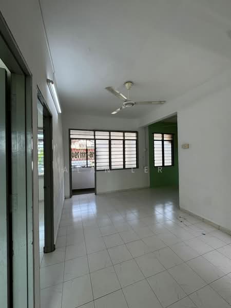 Rumah Flat untuk Dijual di Taman Perling - Alan Ler - Living Room - PropertyGuru.com.my