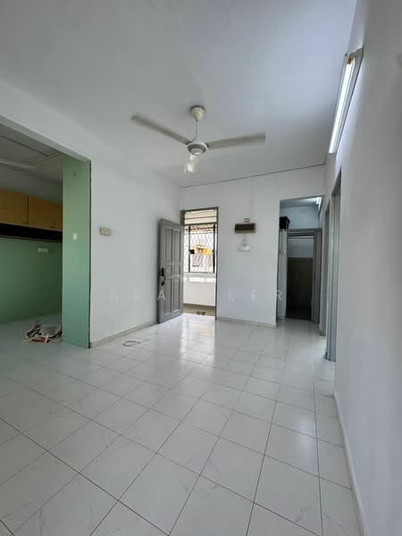 Rumah Flat untuk Dijual di Taman Perling - Alan Ler - Living Room - PropertyGuru.com.my