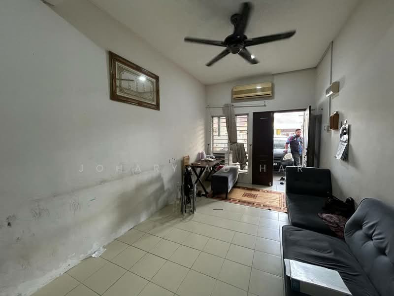 Rumah Teres 1 Tingkat untuk Dijual di Shah Alam (Selangor) - Johary Adzhar - Living Room - PropertyGuru.com.my