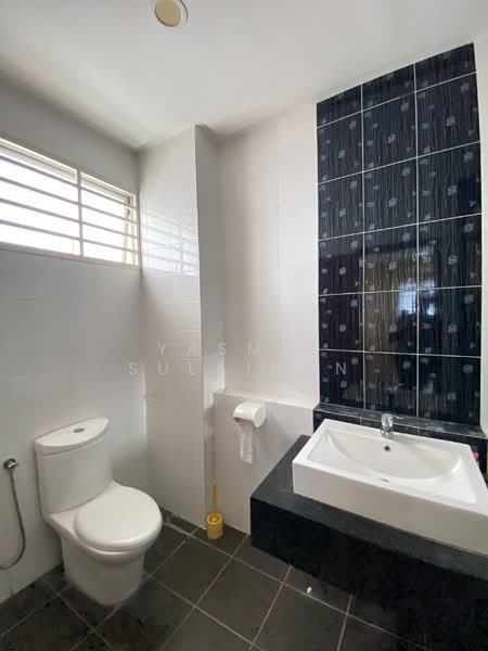 Semi-Detached House for Sale in Bandar Seri Putra (Bangi) - Yasmin Sulaiman - Bathroom - PropertyGuru.com.my