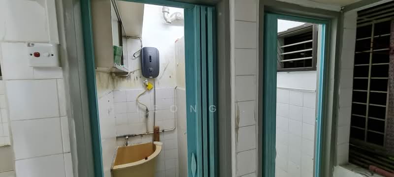 Rumah Flat untuk Dijual di Medan Angsana (Farlim 2) - Leong . - Bathroom - PropertyGuru.com.my