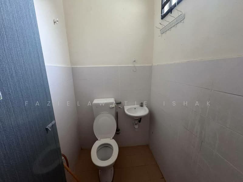1-storey Terraced House for Sale in Gambang (Pahang) - Fazielawatie Ishak - Bathroom - PropertyGuru.com.my