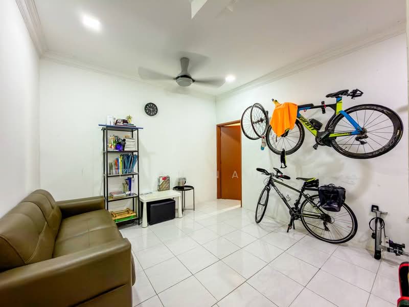 Rumah Teres 2 Tingkat untuk Dijual di Taman Desiran Bayu (Puchong) - Ilman Nahri - Living Room - PropertyGuru.com.my