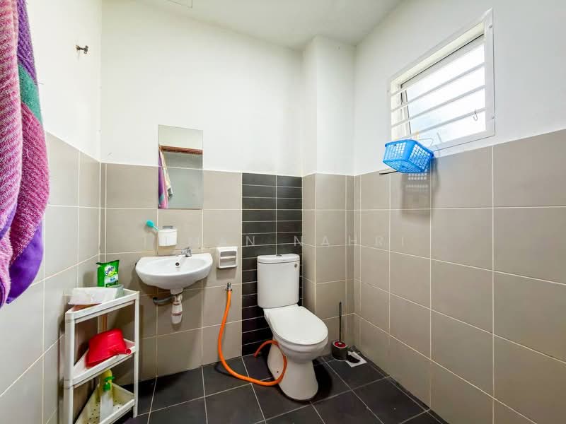 Rumah Teres 2 Tingkat untuk Dijual di Taman Desiran Bayu (Puchong) - Ilman Nahri - Bathroom - PropertyGuru.com.my
