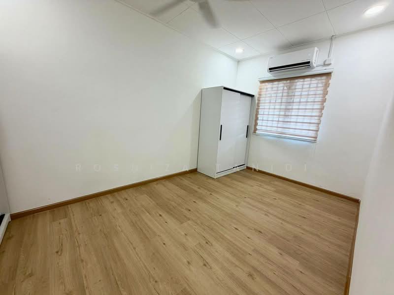 Rumah Teres 1 Tingkat untuk Dijual di Eco Majestic (Semenyih) - Rosniza Tanidi - Bedroom - PropertyGuru.com.my