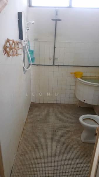Pangsapuri untuk Dijual di Rifle Court - Leong . - Bathroom - PropertyGuru.com.my