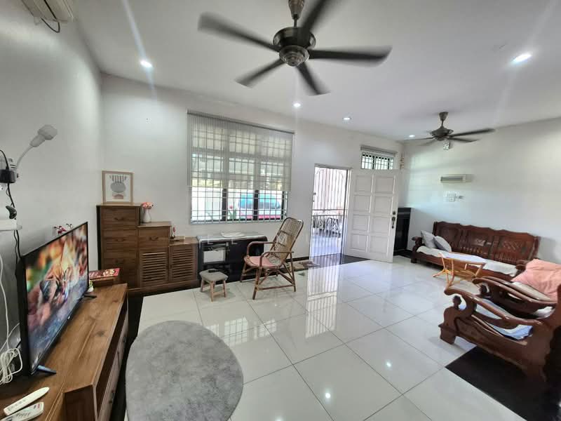 1-storey Terraced House for Sale in Taman Canning (Ipoh) - Lee Muzi - Living Room - PropertyGuru.com.my