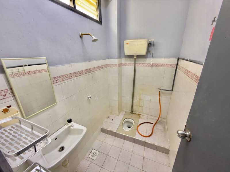 Taman seroja , Bandar Baru Salak Tinggi untuk Untuk Dijual - RM 400,000, Apr 2026 - Bathroom - PropertyGuru.com.my