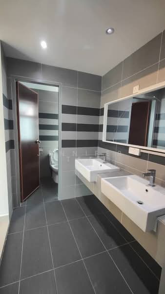 Servis Apartment untuk Disewa di G Residence - Jennifer Tee - Bathroom - PropertyGuru.com.my