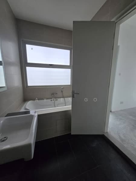 Rumah Berkembar untuk Dijual di Kipark Sri Utara (Batu) - Ayden Go - Bathroom - PropertyGuru.com.my