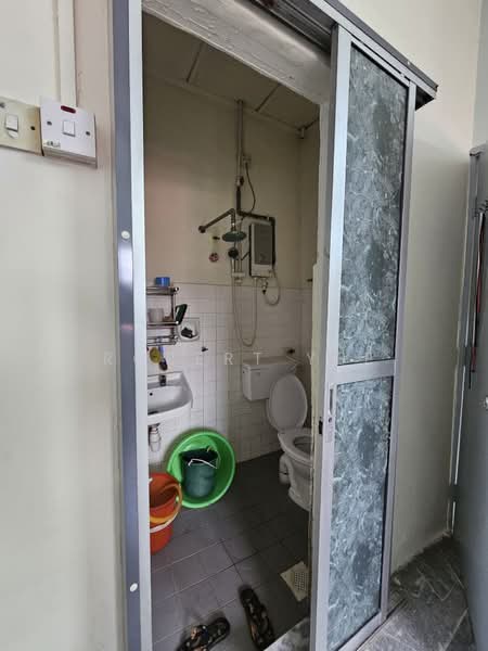 Pangsapuri untuk Dijual di Opal Apartment Kepong - Robert Yee - Bathroom - PropertyGuru.com.my