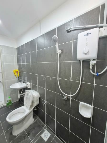 Service Residence for Sale at Residensi Taman Pelangi Indah - Ee Fong Toh - Bathroom - PropertyGuru.com.my
