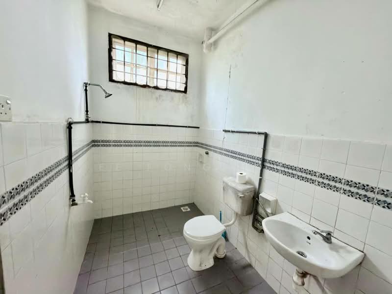 Semi-Detached House for Sale in Taman Munshi Ibrahim (Tampoi) - Ee Fong Toh - Bathroom - PropertyGuru.com.my