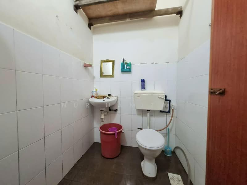 1-storey Terraced House for Sale in Klang (Selangor) - Nur Hanizah - Bathroom - PropertyGuru.com.my