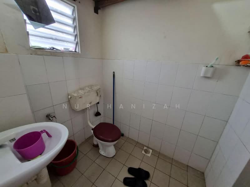 1-storey Terraced House for Sale in Klang (Selangor) - Nur Hanizah - Bathroom - PropertyGuru.com.my