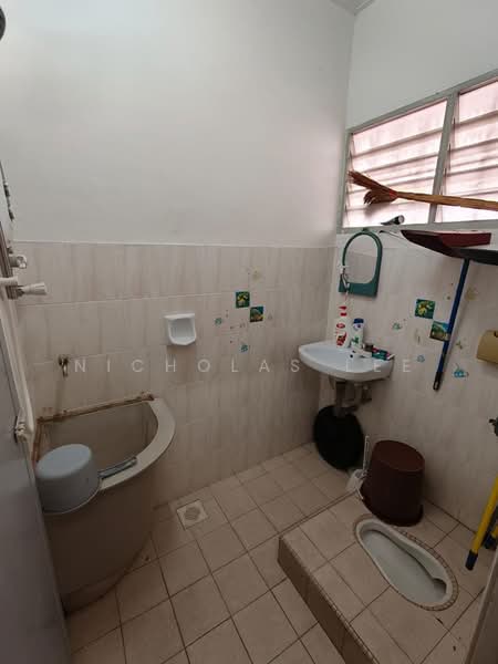 Rumah Teres 2 Tingkat untuk Dijual di Taman Ipoh Timur (Ipoh) - Nicholas Lee - Bathroom - PropertyGuru.com.my