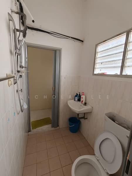 Rumah Teres 2 Tingkat untuk Dijual di Taman Ipoh Timur (Ipoh) - Nicholas Lee - Bathroom - PropertyGuru.com.my