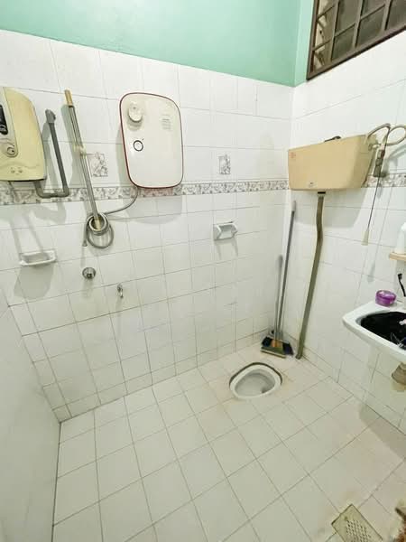 1-storey Terraced House for Sale in Taman Bukit Jaya (Ulu Tiram) - Amir Faris Rusli - Bathroom - PropertyGuru.com.my
