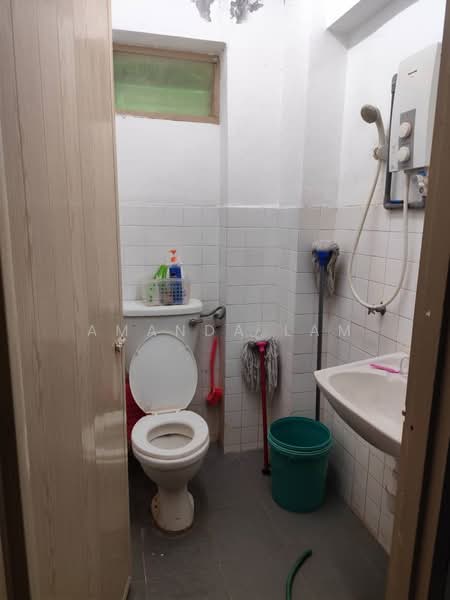 Flat for Sale at Taman Harbour View (Wisma KGN) - Amanda Lam - Bathroom - PropertyGuru.com.my