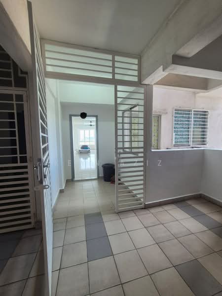Pangsapuri untuk Dijual di Palm Garden Apartment - Keyn Aziz - Entrance - PropertyGuru.com.my