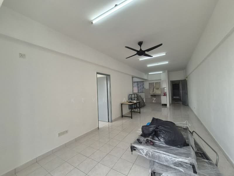 Pangsapuri untuk Dijual di Palm Garden Apartment - Keyn Aziz - Living Room - PropertyGuru.com.my